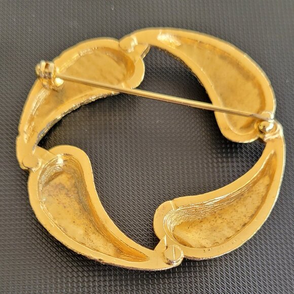 Vintage Gold Tone Textured Round Brooch - Picture 3 of 9